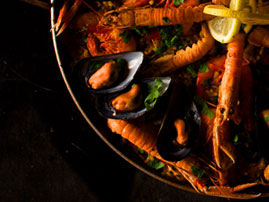 Differences Between a Paella Class and Workshop